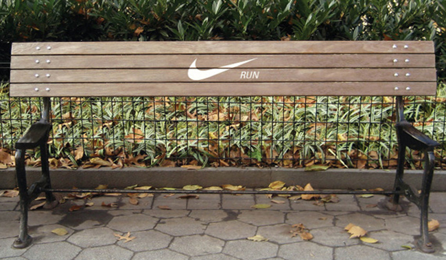 nike run ad bench 1 - Communication visuelle : le street marketing fait sortir la pub de ses supports