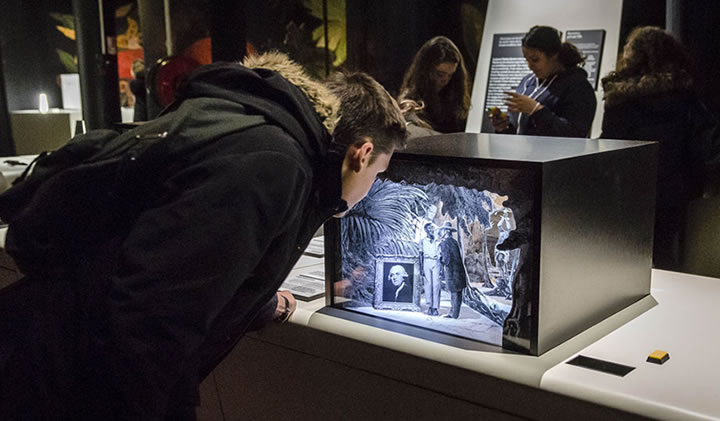 ExpositionDarwin creation Perotti - Les dispositifs interactifs multimedia de l'exposition Darwin réalisé par un enseignant de l'IIM