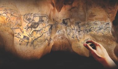 A virtual reality experience to immerse oneself in a paleolithic cave