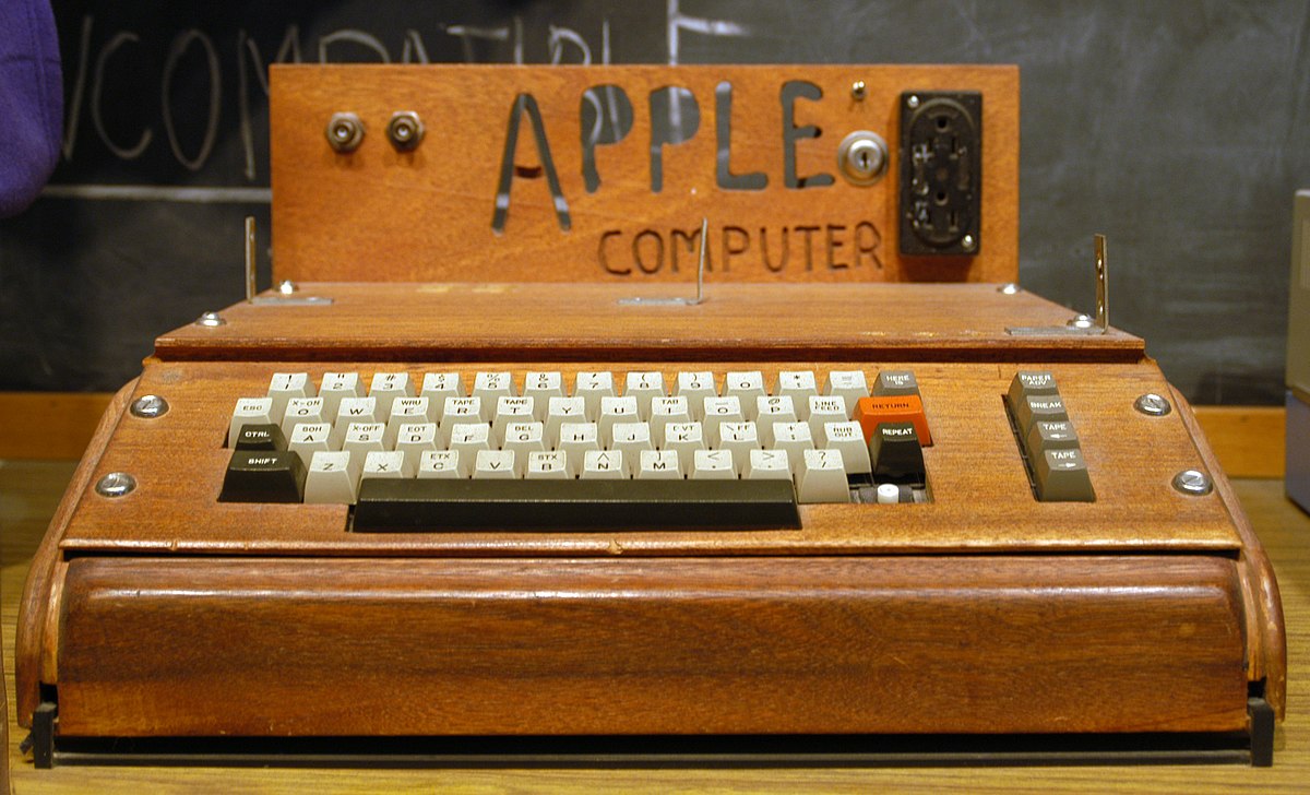 1200px Apple I Computer - De l'Apple I à l'iPhone X, une brève histoire de la marque à la pomme