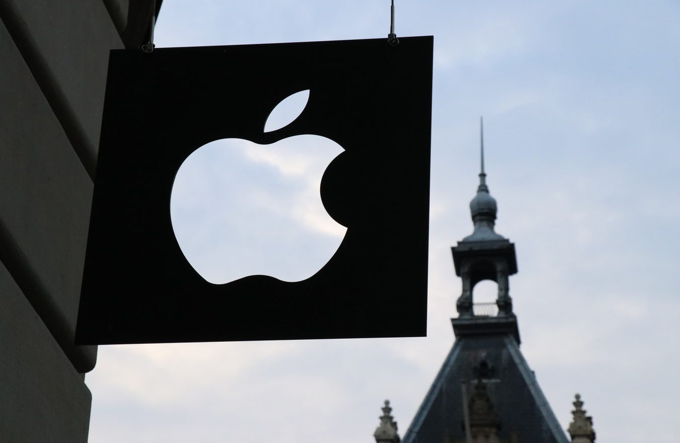 apple 1350x880 - De l'Apple I à l'iPhone X, une brève histoire de la marque à la pomme