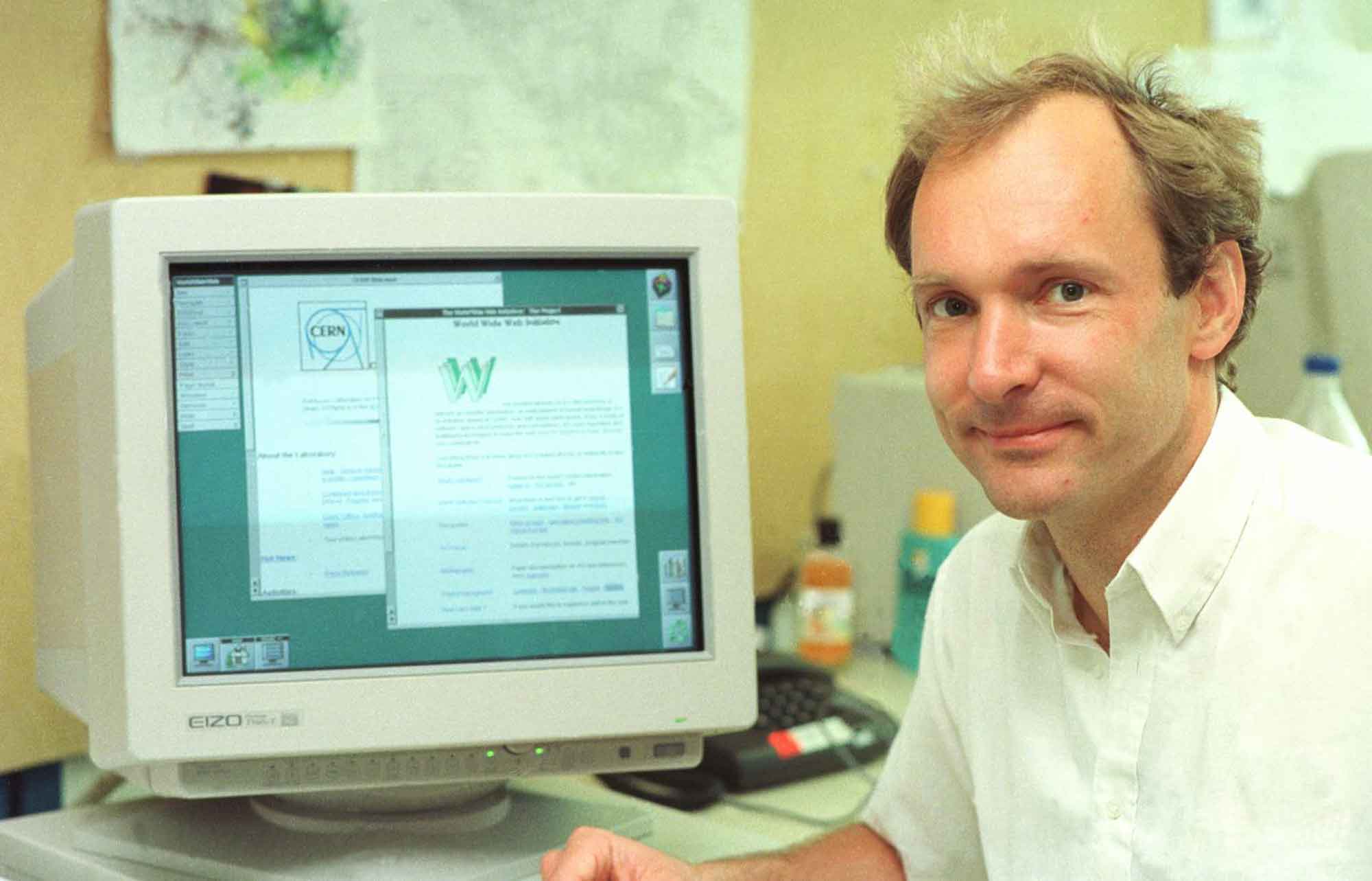 1990 Tim Berners Lee pone en marcha a Enquire
