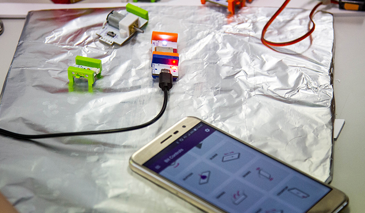 little bits connecte smartphone - Objets connectés : une initiation avec les LittleBits en première année de Bachelor à l'IIM