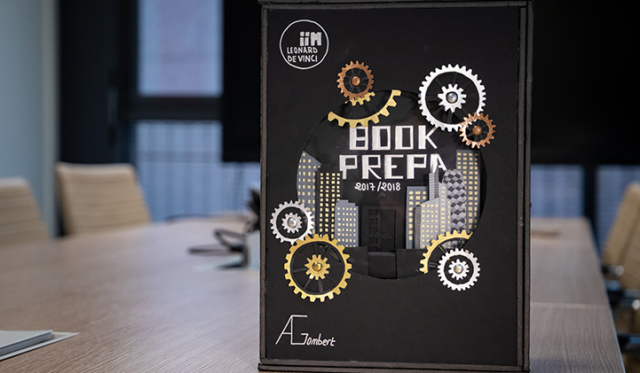 Creating A Graphic Design Portfolio: IIM's First Year Students' Challlenge Book Creation Design Couverture IIM - Creating A Graphic Design Portfolio: IIM's First Year Students' Challlenge