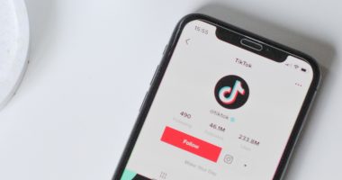 Tiktok Musique Industrie Impact 380x200 - 20 vidéos TikTok populaires et étranges qui ont animé les Pour Toi en 2022